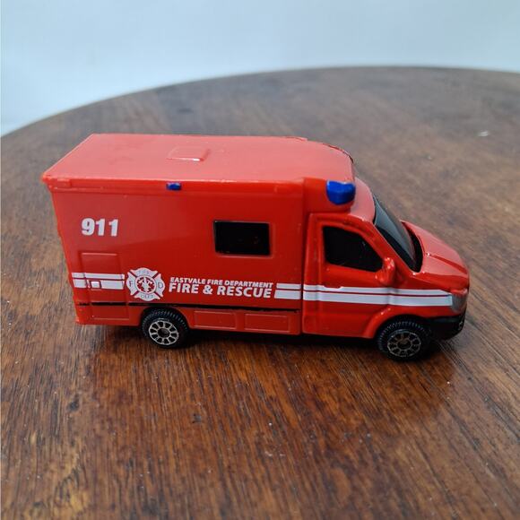 Maisto Adventure Force 1:64 Scale Toy Eastvale Fire & Rescue Ambulance Red - Picture 3 of 9